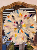 JUJUHAT « LE RIO » – Juju hat multicolore en plumes naturelles et miroir ou cauris