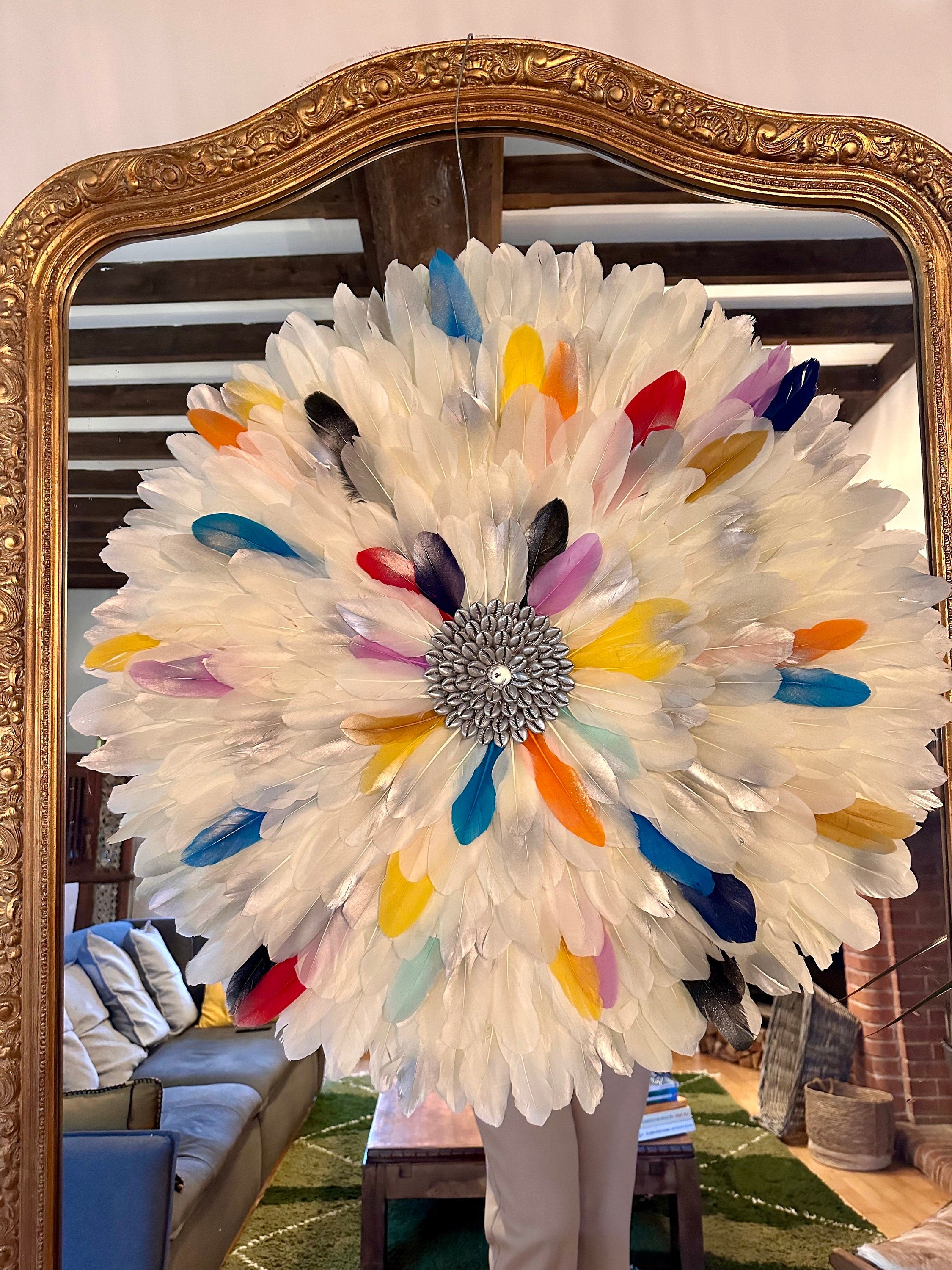 JUJUHAT « LE RIO » – Juju hat multicolore en plumes naturelles et miroir ou cauris
