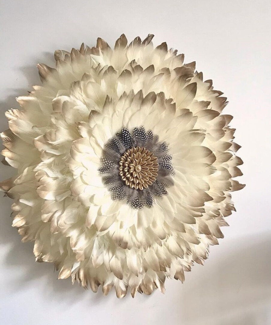JUJUHAT "GOLDEN NUDE" en plumes beiges aux pointes dorées et son coeur en coquillages cauris