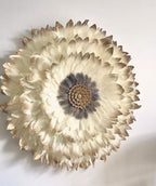 JUJUHAT "GOLDEN NUDE" en plumes beiges aux pointes dorées et son coeur en coquillages cauris