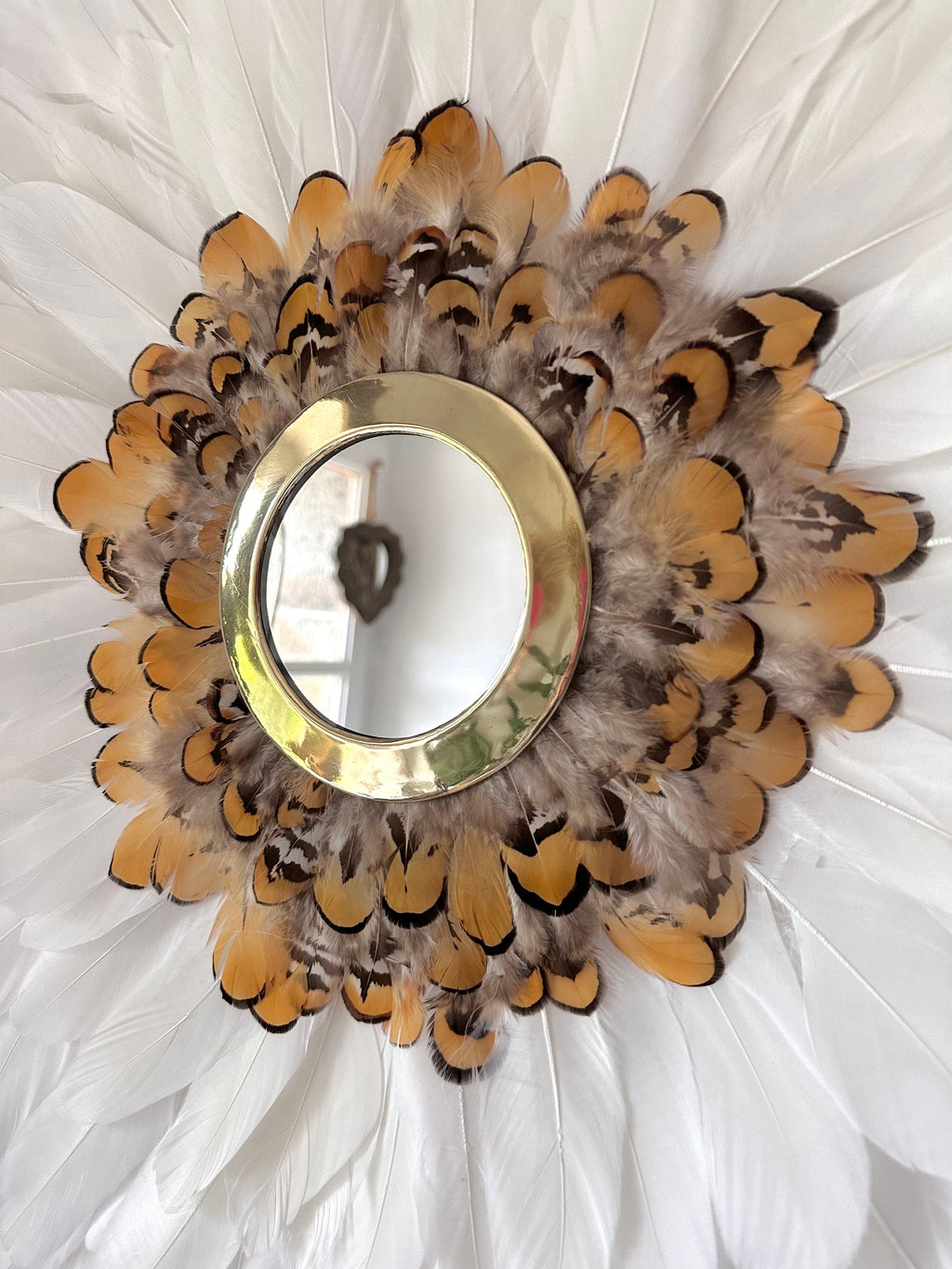 JUJUHAT « NATURAL » en plumes blanches, marron et jaunes et son miroir en laiton marocain
