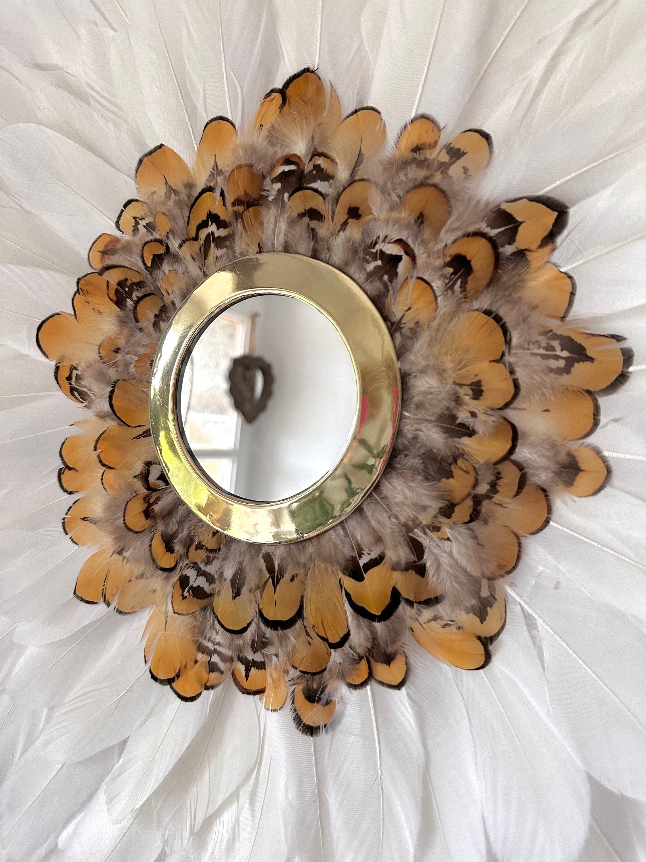 JUJUHAT « NATURAL » en plumes blanches, marron et jaunes et son miroir en laiton marocain