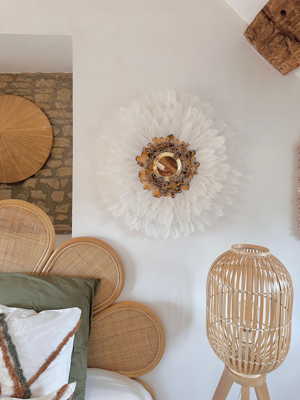 JUJUHAT « NATURAL » en plumes blanches, marron et jaunes et son miroir en laiton marocain
