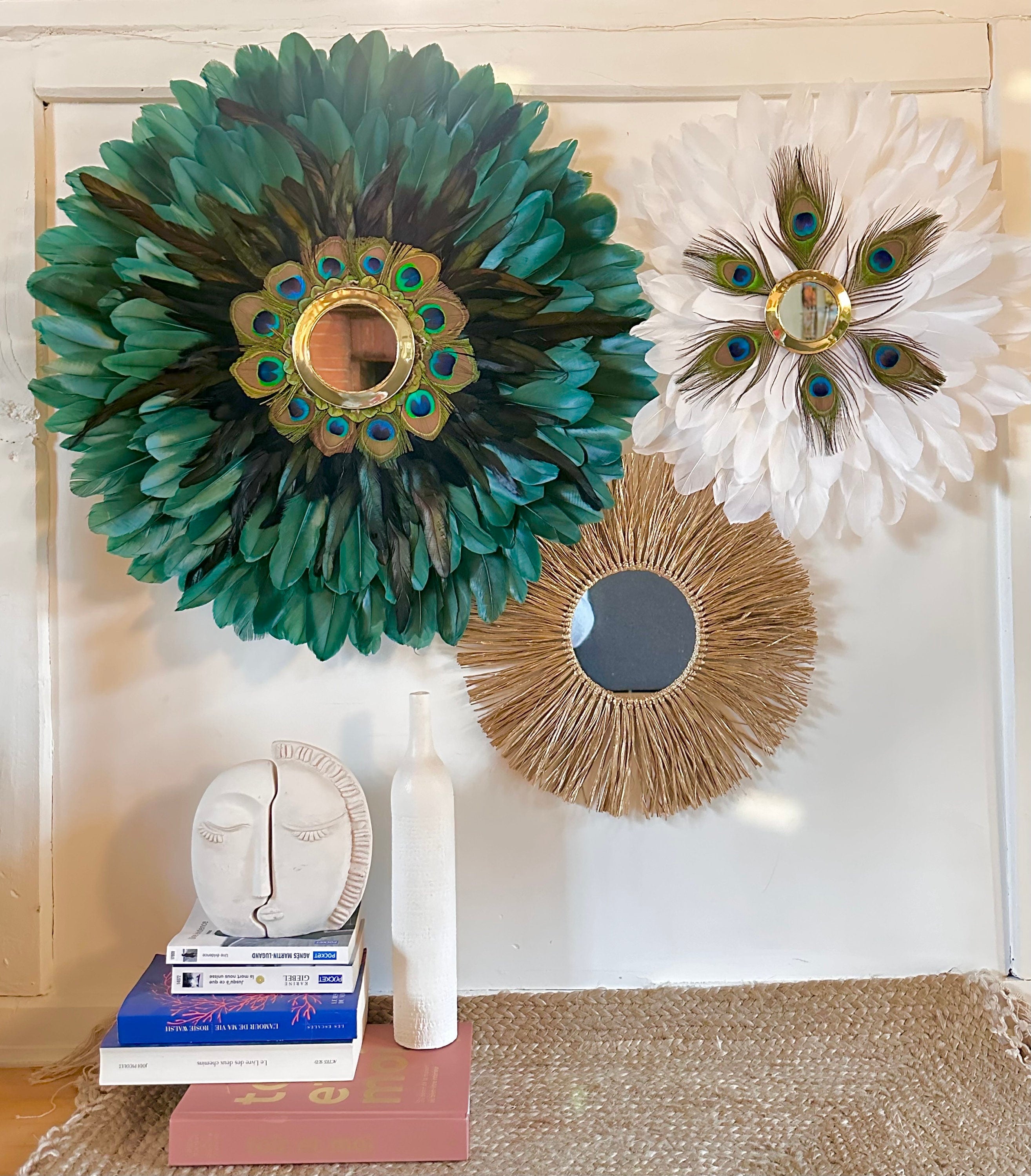 TRIO JUNGLE – Juju Hats vert et blanc + miroir soleil en raphia doré – Déco murale ethnique chic