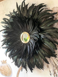 Juju Hat LE CLAUDIA – Décoration murale en plumes noires reflets vert émeraude avec miroir laiton – Bohème chic