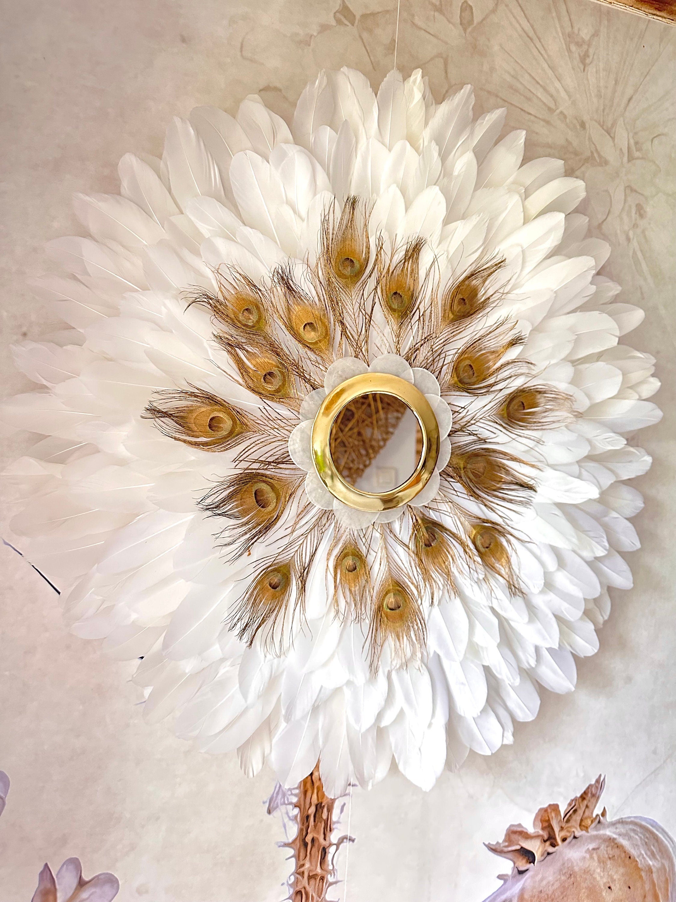 Juju Hat « LE NAQQÂRA WHITE » – Plumes blanches et paon doré, miroir en laiton doré orné de nacres (65 ou 80 cm)
