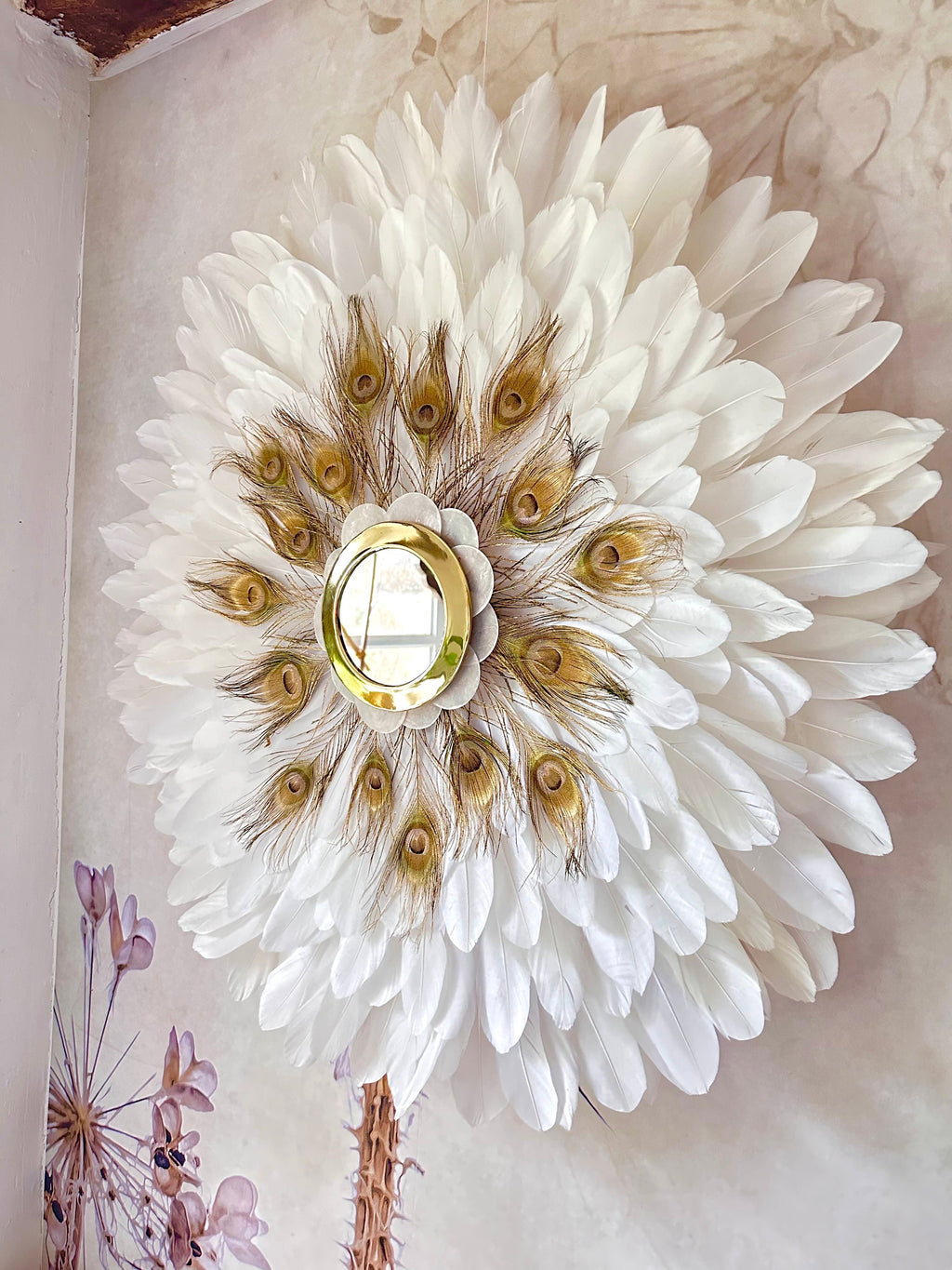 Juju Hat « LE NAQQÂRA WHITE » – Plumes blanches et paon doré, miroir en laiton doré orné de nacres (65 ou 80 cm)
