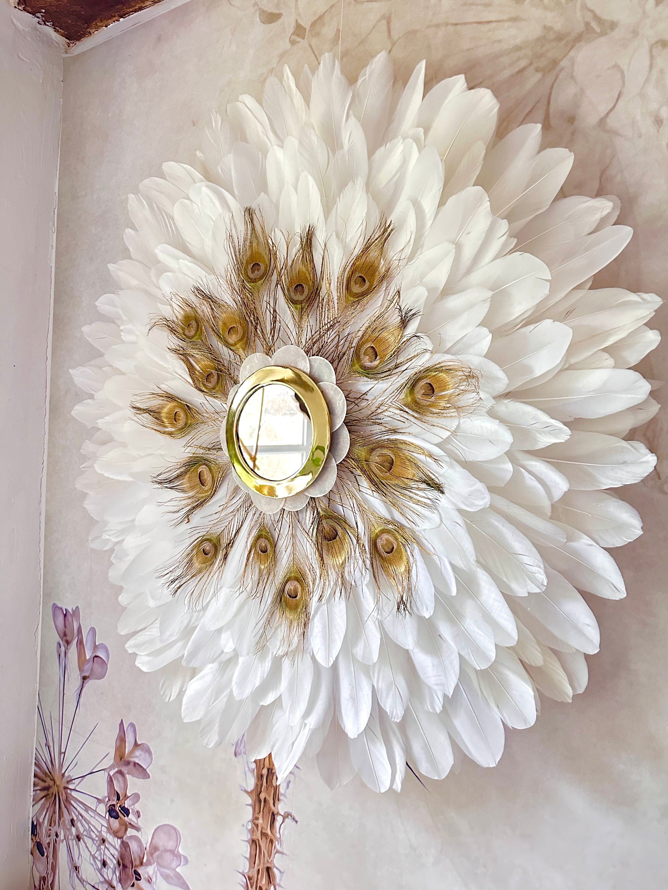 Juju Hat « LE NAQQÂRA WHITE » – Plumes blanches et paon doré, miroir en laiton doré orné de nacres (65 ou 80 cm)