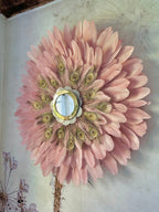 Juju Hat « LE NAQQÂRA PINK » – Plumes roses naturelles et paon doré, miroir en laiton doré orné de nacres (65 ou 80 cm)