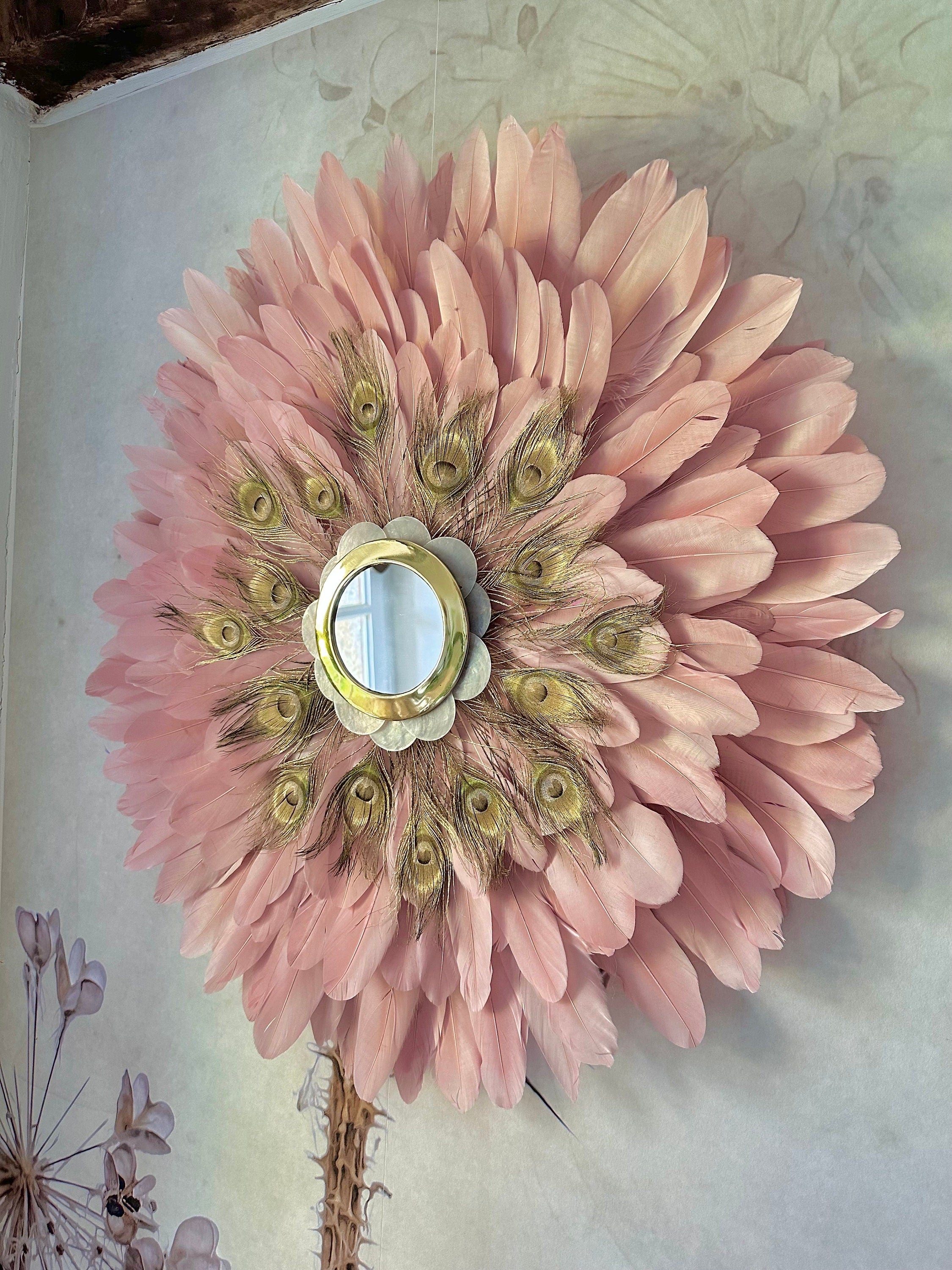 Juju Hat « LE NAQQÂRA PINK » – Plumes roses naturelles et paon doré, miroir en laiton doré orné de nacres (65 ou 80 cm)