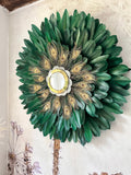 JujuHat “LE NAQQÂRA GREEN” – Plumes vertes et plumes de paon – Miroir laiton doré et nacre – Déco murale artisanale