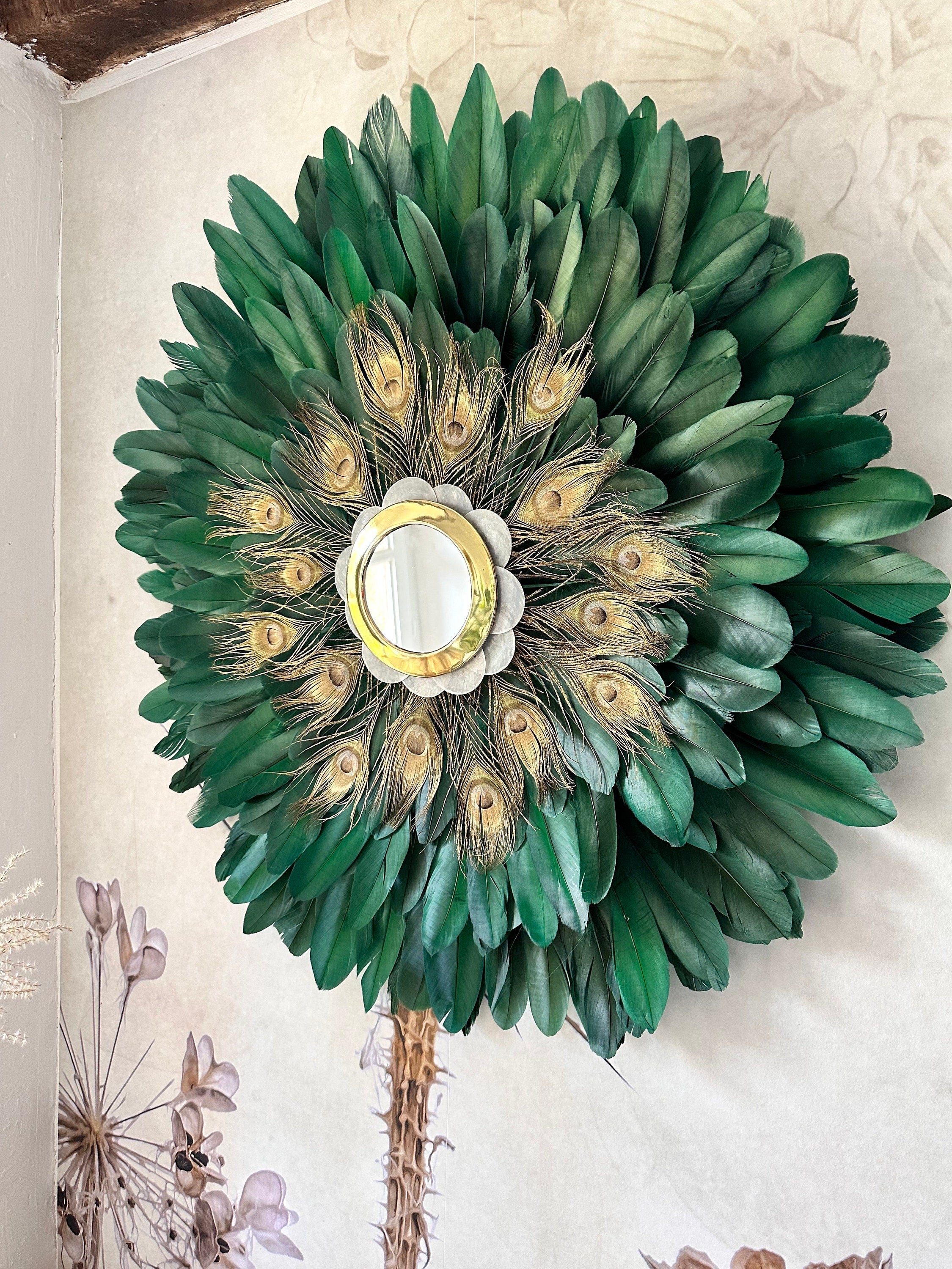 JujuHat “LE NAQQÂRA GREEN” – Plumes vertes et plumes de paon – Miroir laiton doré et nacre – Déco murale artisanale