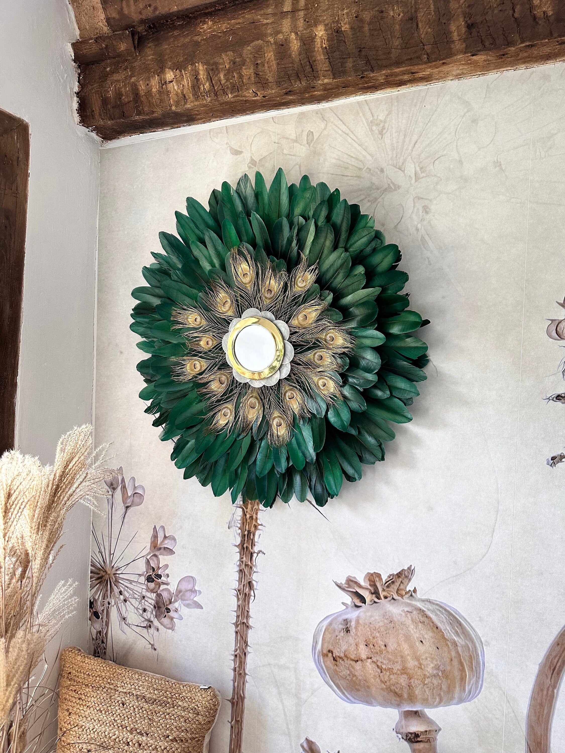 JujuHat “LE NAQQÂRA GREEN” – Plumes vertes et plumes de paon – Miroir laiton doré et nacre – Déco murale artisanale