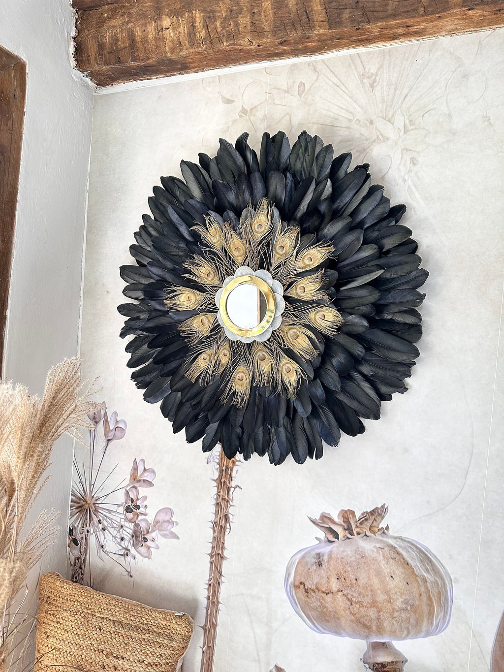 Jujuhat « LE NAQQĀRA BLACK » – plumes noires & plumes de paon – miroir en laiton doré et nacres – 65 ou 80 cm