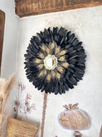 Jujuhat « LE NAQQĀRA BLACK » – plumes noires & plumes de paon – miroir en laiton doré et nacres – 65 ou 80 cm