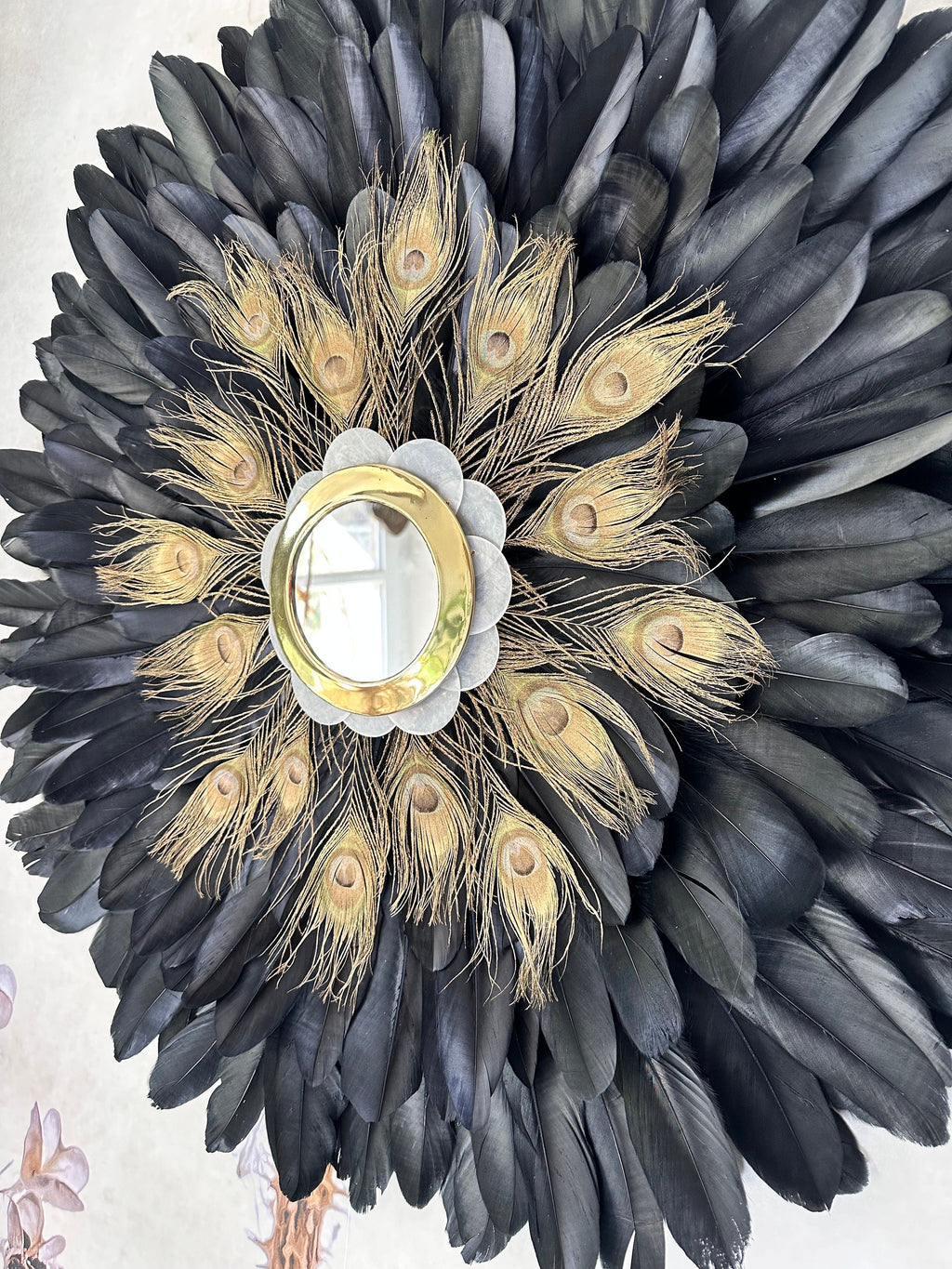 Jujuhat « LE NAQQĀRA BLACK » – plumes noires & plumes de paon – miroir en laiton doré et nacres – 65 ou 80 cm