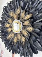 Jujuhat « LE NAQQĀRA BLACK » – plumes noires & plumes de paon – miroir en laiton doré et nacres – 65 ou 80 cm