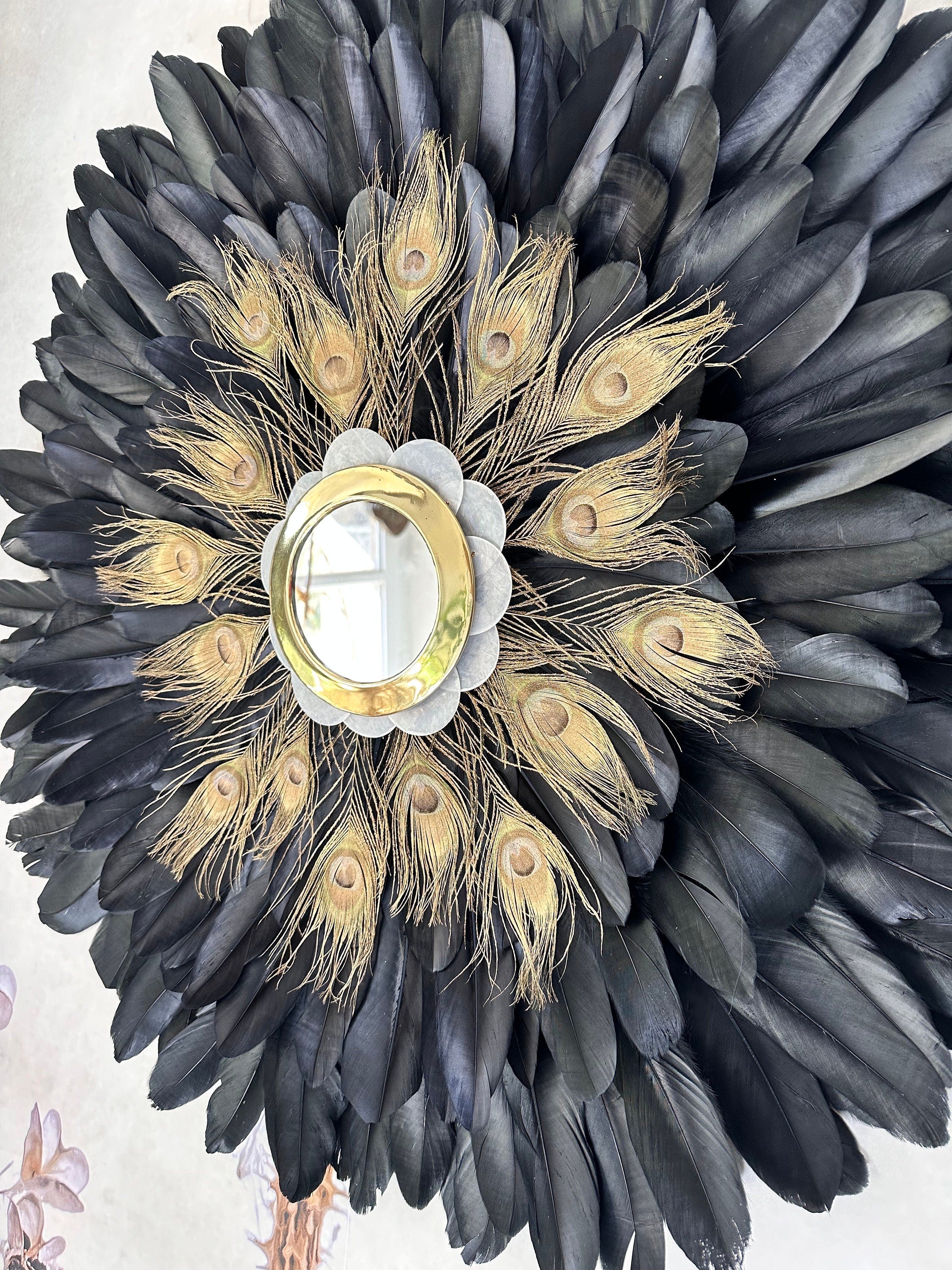 Jujuhat « LE NAQQĀRA BLACK » – plumes noires & plumes de paon – miroir en laiton doré et nacres – 65 ou 80 cm