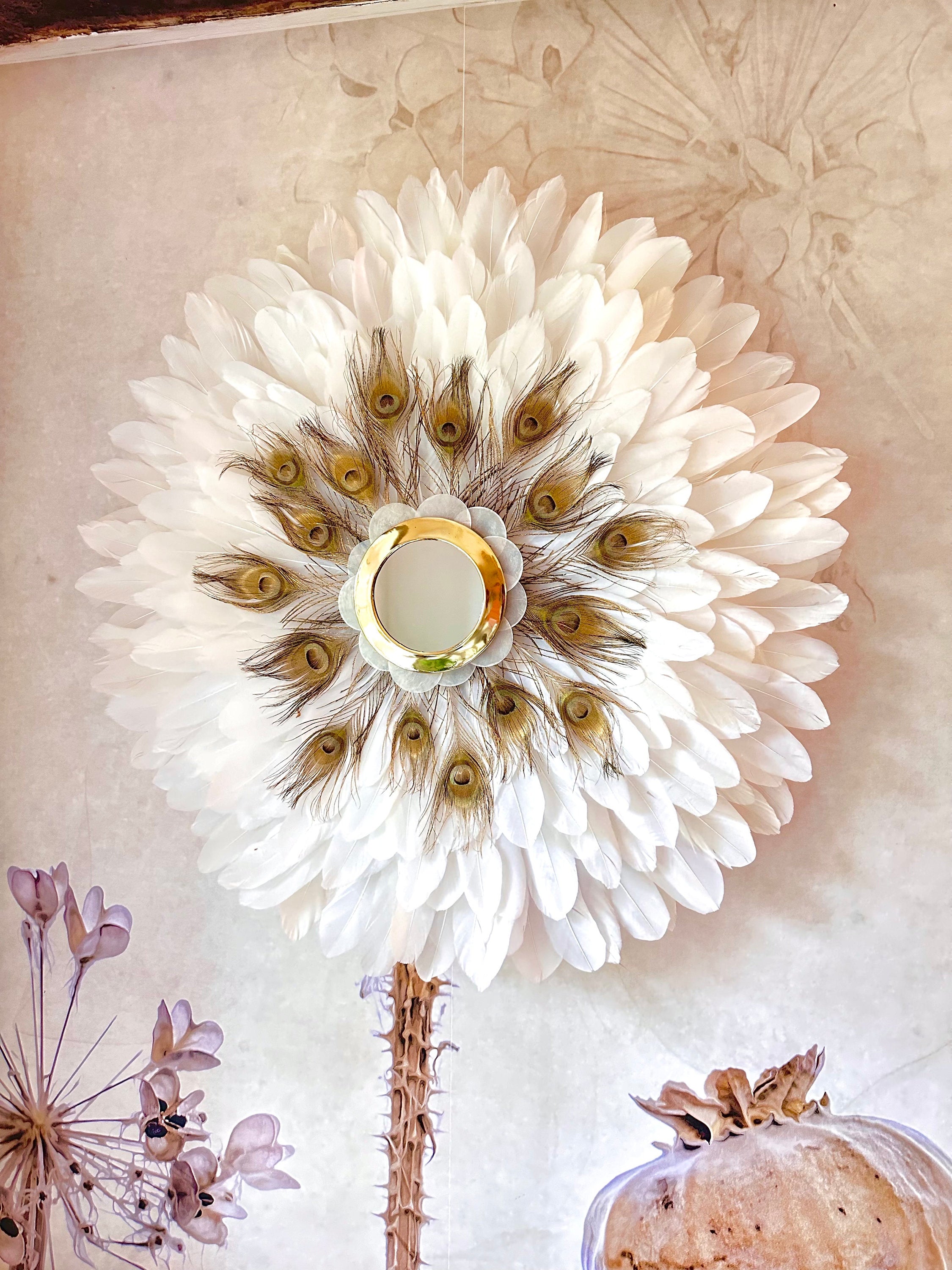 Juju Hat « LE NAQQÂRA WHITE » – Plumes blanches et paon doré, miroir en laiton doré orné de nacres (65 ou 80 cm)