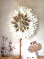 Juju Hat « LE NAQQÂRA WHITE » – Plumes blanches et paon doré, miroir en laiton doré orné de nacres (65 ou 80 cm)