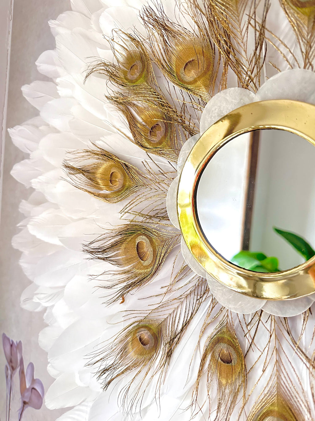 Juju Hat « LE NAQQÂRA WHITE » – Plumes blanches et paon doré, miroir en laiton doré orné de nacres (65 ou 80 cm)