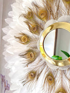 Juju Hat « LE NAQQÂRA WHITE » – Plumes blanches et paon doré, miroir en laiton doré orné de nacres (65 ou 80 cm)