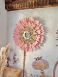 Juju Hat « LE NAQQÂRA PINK » – Plumes roses naturelles et paon doré, miroir en laiton doré orné de nacres (65 ou 80 cm)