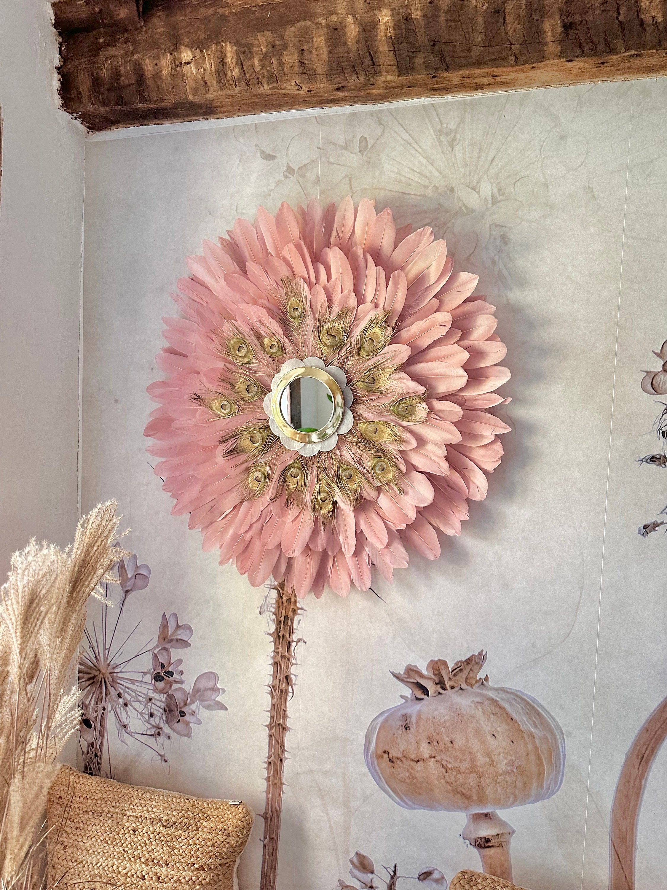 Juju Hat « LE NAQQÂRA PINK » – Plumes roses naturelles et paon doré, miroir en laiton doré orné de nacres (65 ou 80 cm)