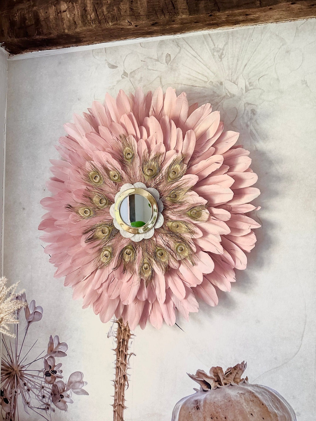 Juju Hat « LE NAQQÂRA PINK » – Plumes roses naturelles et paon doré, miroir en laiton doré orné de nacres (65 ou 80 cm)
