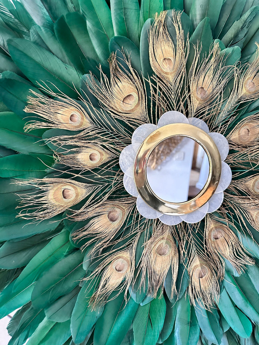 JujuHat “LE NAQQÂRA GREEN” – Plumes vertes et plumes de paon – Miroir laiton doré et nacre – Déco murale artisanale