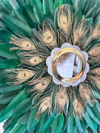 JujuHat “LE NAQQÂRA GREEN” – Plumes vertes et plumes de paon – Miroir laiton doré et nacre – Déco murale artisanale