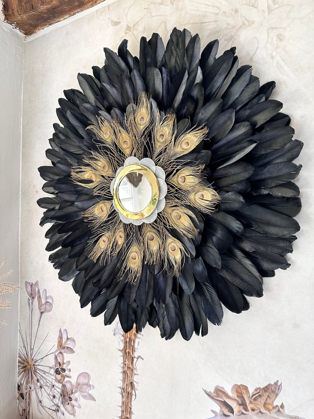 Jujuhat « LE NAQQĀRA BLACK » – plumes noires & plumes de paon – miroir en laiton doré et nacres – 65 ou 80 cm