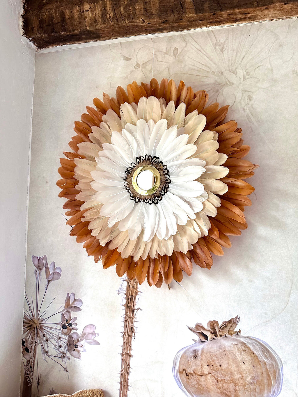 Juju hat “Le Sahara” – décoration murale en plumes naturelles et miroir artisanal en laiton