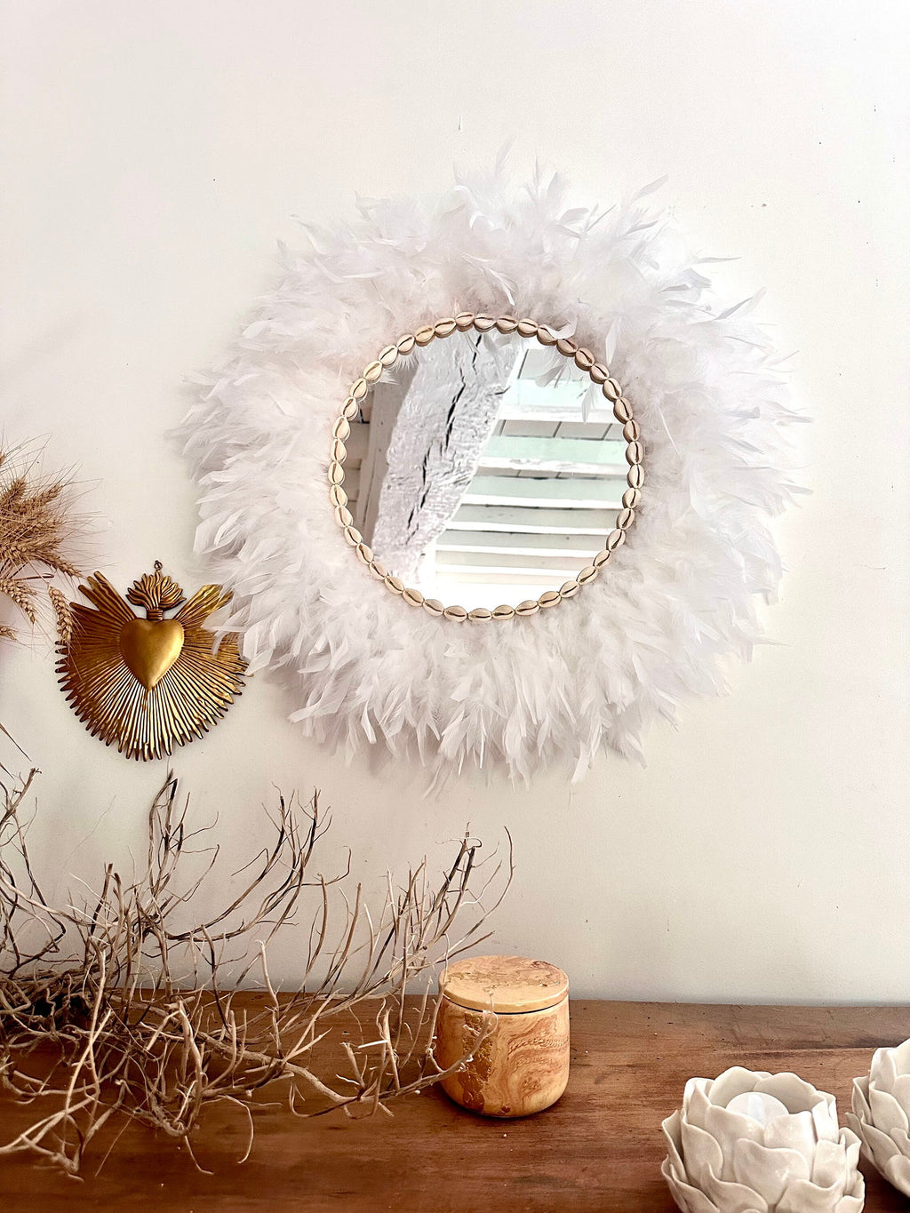 Jujuhat Miroir Blanc 60cm – Plumes naturelles et coquillages cauris, esprit tropical chic