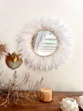 Jujuhat Miroir Blanc 60cm – Plumes naturelles et coquillages cauris, esprit tropical chic