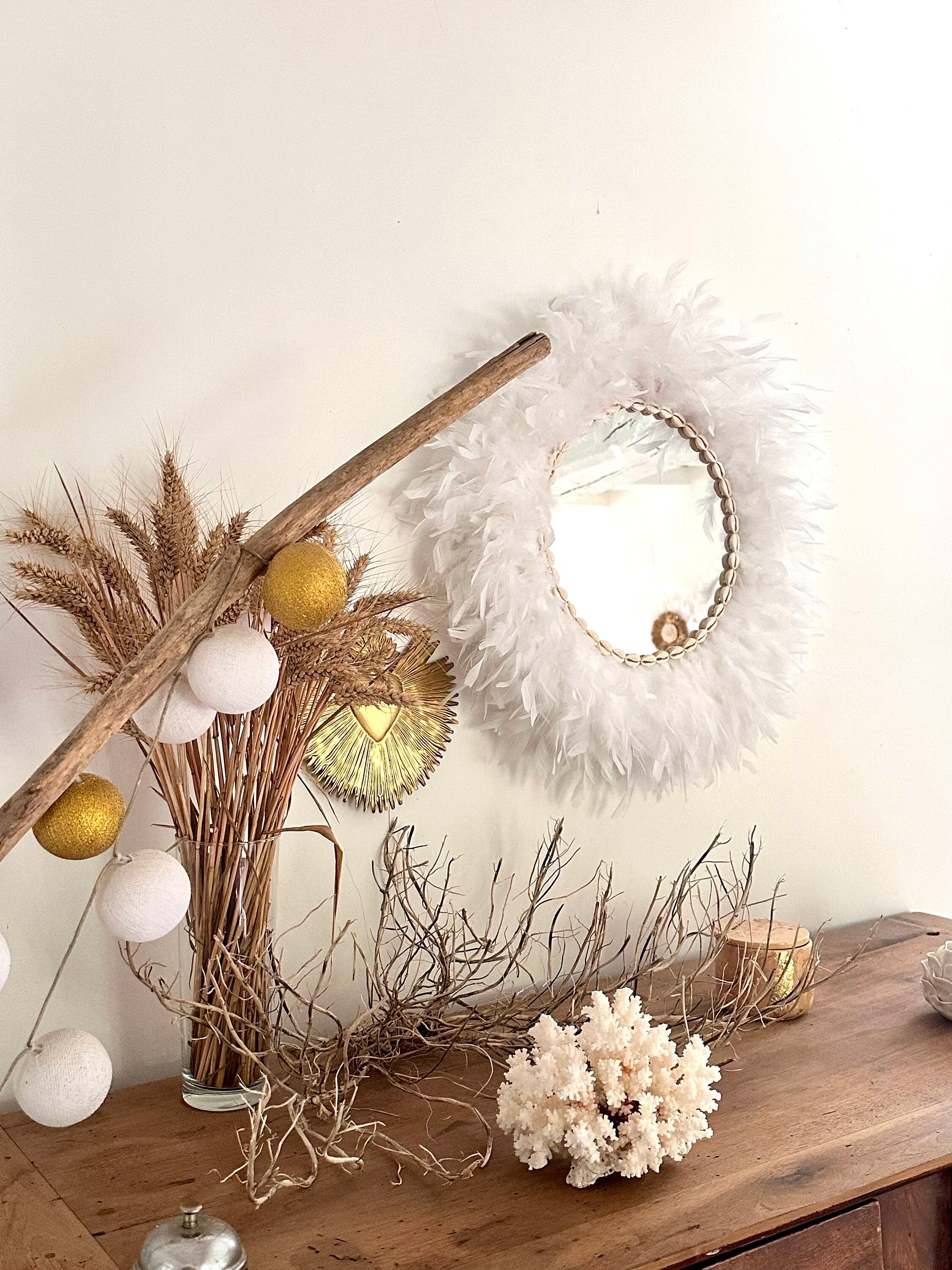 Jujuhat Miroir Blanc 60cm – Plumes naturelles et coquillages cauris, esprit tropical chic