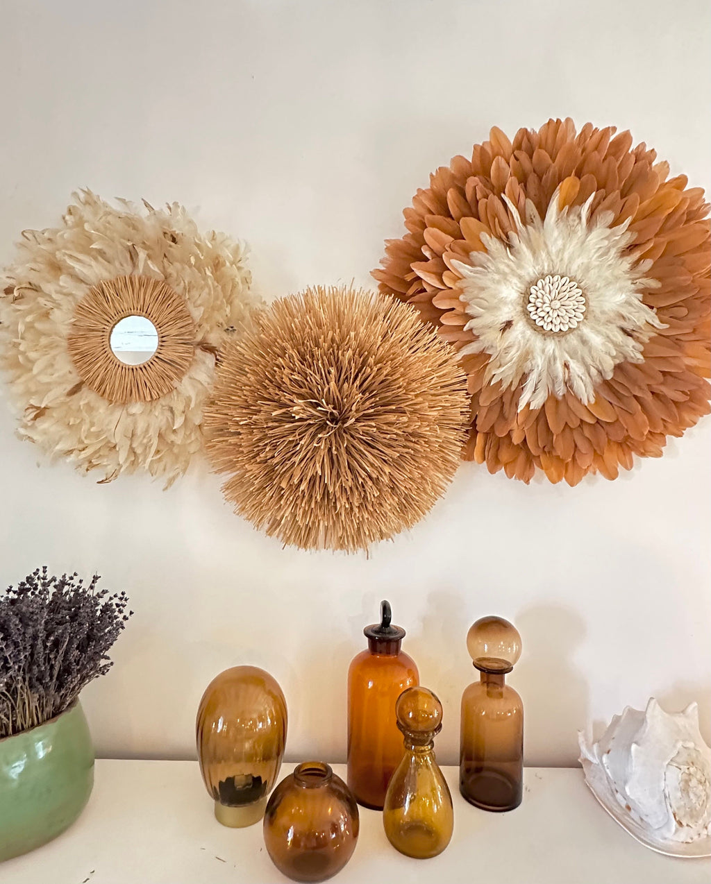 TRIO BOHÈME – Juju hats en raphia, plumes beiges et orangées (45/55/65cm)