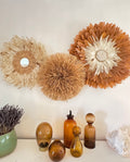 TRIO BOHÈME – Juju hats en raphia, plumes beiges et orangées (45/55/65cm)