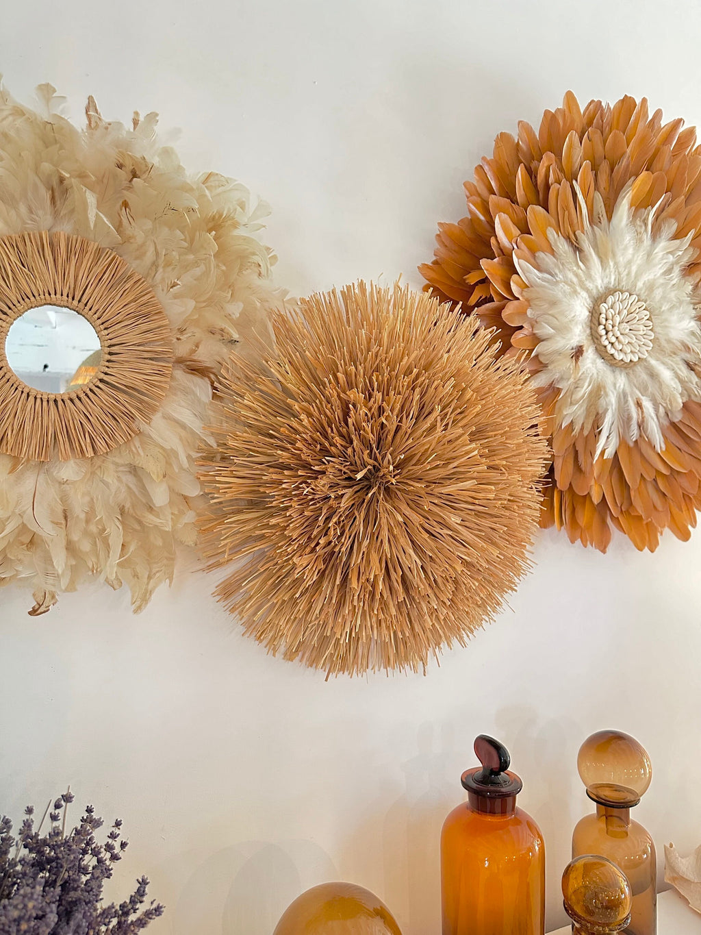TRIO BOHÈME – Juju hats en raphia, plumes beiges et orangées (45/55/65cm)