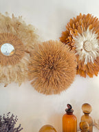 TRIO BOHÈME – Juju hats en raphia, plumes beiges et orangées (45/55/65cm)