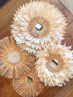BONIFACIO composition in beige feathers and natural raffia