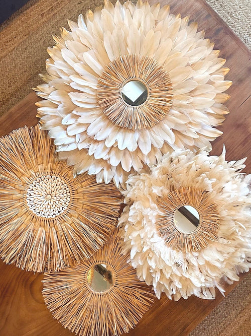 BONIFACIO composition in beige feathers and natural raffia