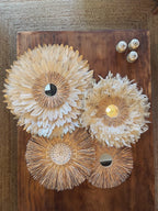 BONIFACIO composition in beige feathers and natural raffia