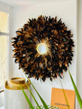 JUJUHAT “LE JACKSON” en plumes noires et marron avec miroir doré marocain – décoration murale ethnique chic 68cm
