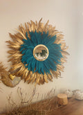 Juju Hat LE KING LÉON – Plumes dorées et bleu paon – Décoration murale bohème chic