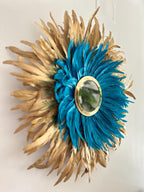Juju Hat LE KING LÉON – Plumes dorées et bleu paon – Décoration murale bohème chic
