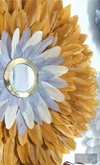 JUJUHAT « NATACHA » jaune et gris – Déco murale bohème en plumes naturelles, miroir doré et coquillages cauris