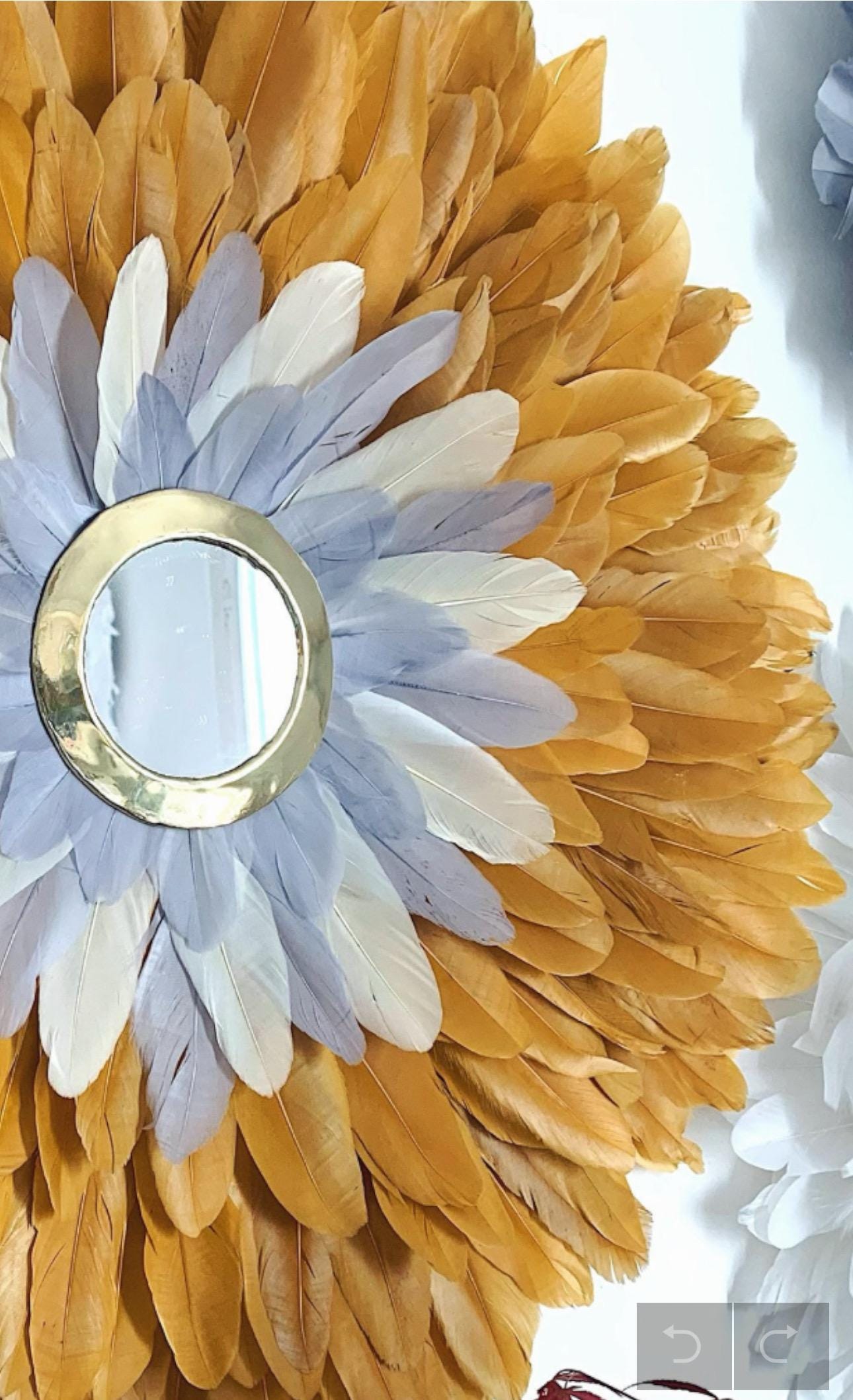 JUJUHAT « NATACHA » jaune et gris – Déco murale bohème en plumes naturelles, miroir doré et coquillages cauris