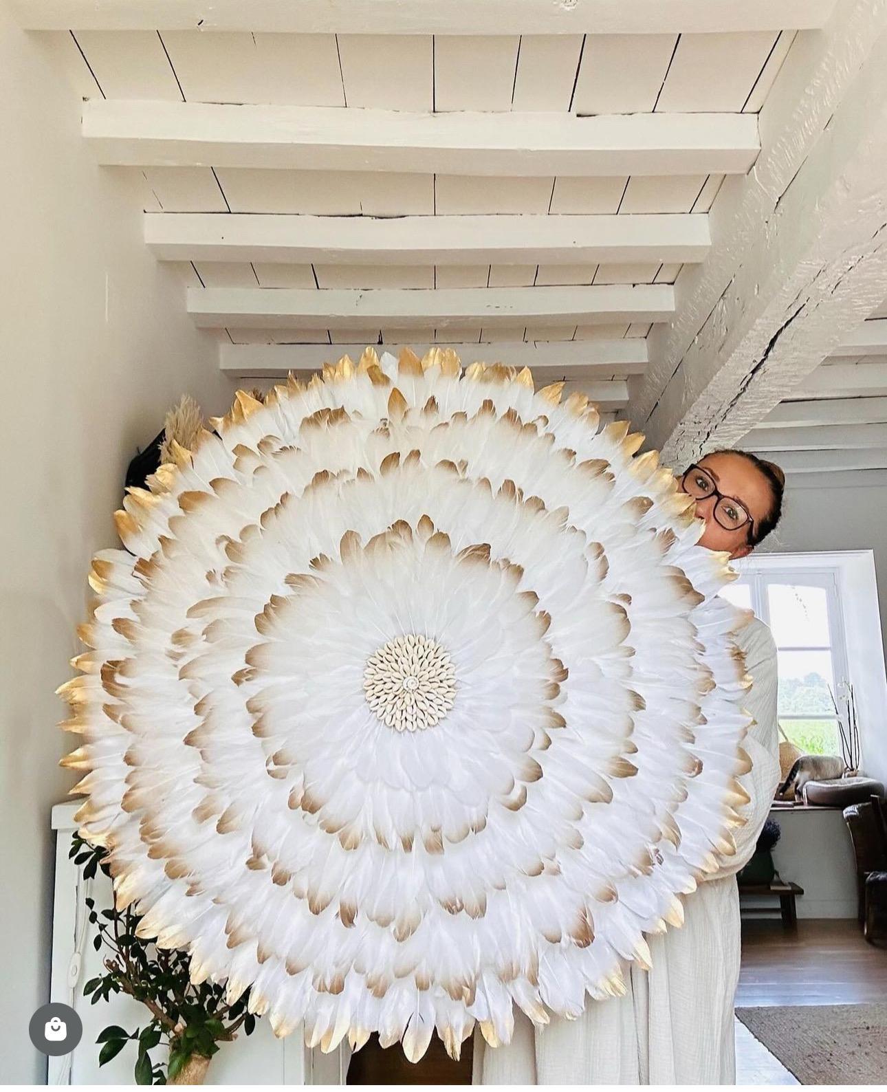 Jujuhat “Golden White” – décoration murale artisanale en plumes blanches, doré et cauris naturels