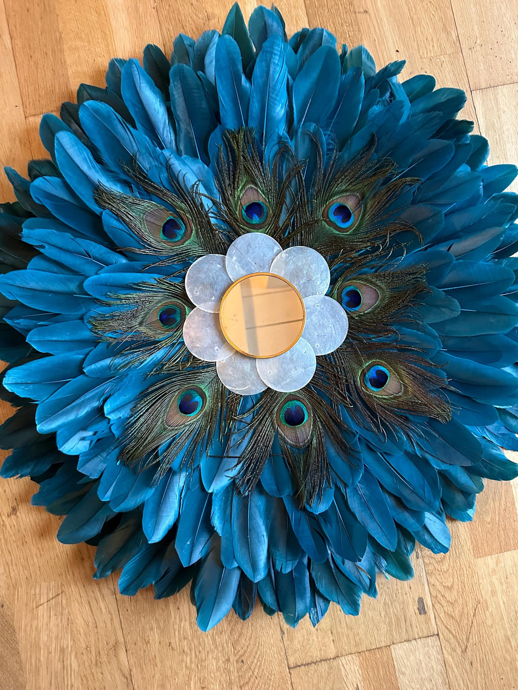 JUJU HAT Le NAQQÂRA – plumes de paon & miroir laiton – déco murale artisanale 65 ou 80 cm